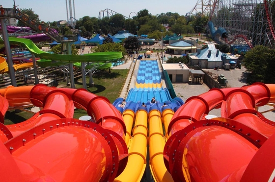 Aqua Park için Cazip Kelebek Yarış Fiberglas Su Slaytlar Galvaniz Karbon Çelik Çerçeve