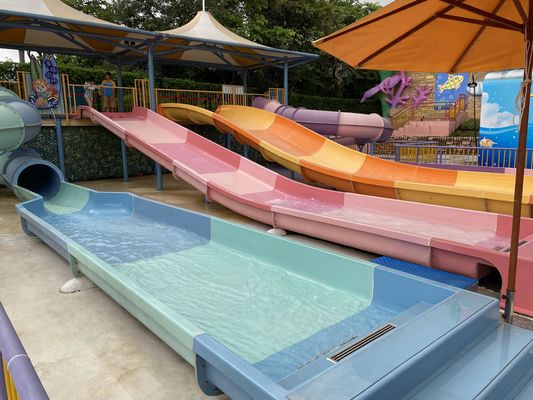 Dış havuz eğlencesi için galvanizli çelik desteği ve özelleştirilebilir yüksekliği olan Fiberglass Kids Water Slide
