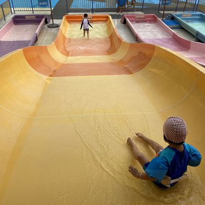 Dış havuz eğlencesi için galvanizli çelik desteği ve özelleştirilebilir yüksekliği olan Fiberglass Kids Water Slide