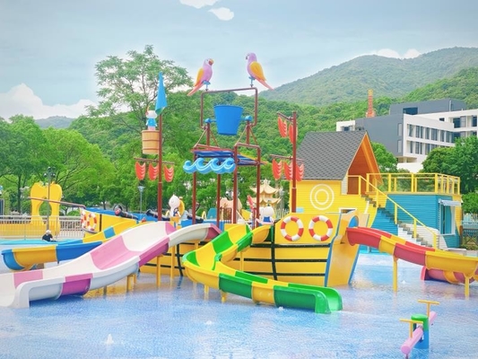 Büyük tatil beldesi cam lif korsan gemisi kaydırma ile tekne