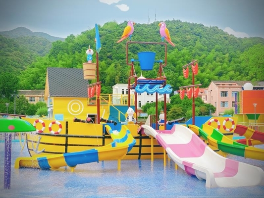 Büyük tatil beldesi cam lif korsan gemisi kaydırma ile tekne