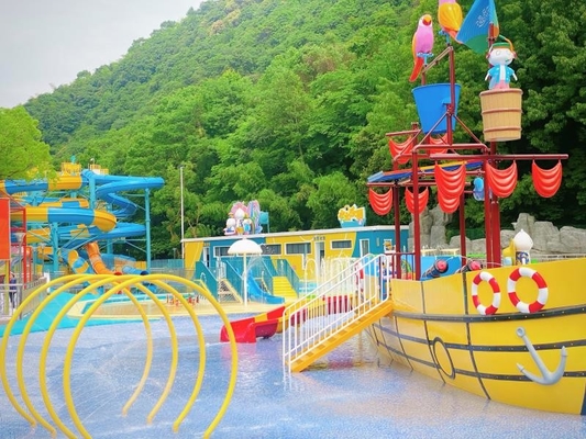 Büyük tatil beldesi cam lif korsan gemisi kaydırma ile tekne