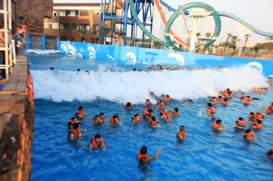 Waterfun Büyük Sörf Tsunami Okyanus Su Dalgası Havuzu Dalgalarla Park Vakum 3 Metre Yüksekliğinde