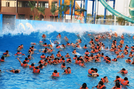 Waterfun Büyük Sörf Tsunami Okyanus Su Dalgası Havuzu Dalgalarla Park Vakum 3 Metre Yüksekliğinde