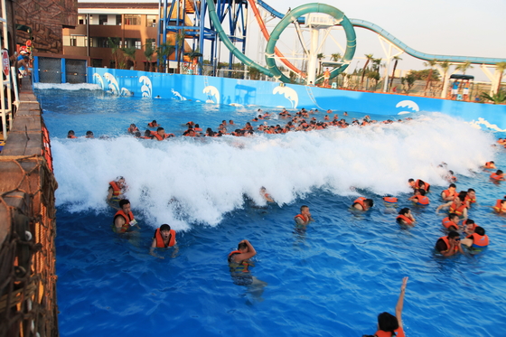 Waterfun Büyük Sörf Tsunami Okyanus Su Dalgası Havuzu Dalgalarla Park Vakum 3 Metre Yüksekliğinde