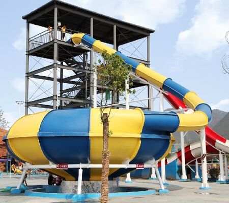 10.65 metrelik platform yüksekliği, 180 kişilik kapasitesi ve sıcak dip galvanizli çelik yapısı olan Space Bowl Water Slide