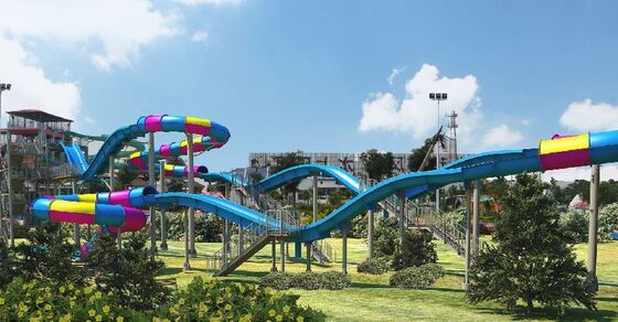 13 metrelik platform yüksekliği, 360 kişi/saat kapasitesi ve sıcak dip galvanizli çelik yapısı olan Uçan Ejderha Cam Elyaf Su Kaydırması