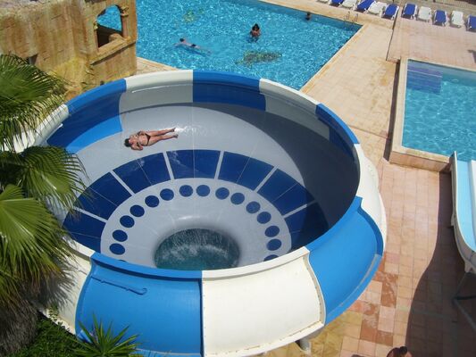 10.65 metrelik platform yüksekliği, 180 kişilik kapasitesi ve sıcak dip galvanizli çelik yapısı olan Space Bowl Water Slide