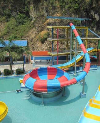 10.65 metrelik platform yüksekliği, 180 kişilik kapasitesi ve sıcak dip galvanizli çelik yapısı olan Space Bowl Water Slide