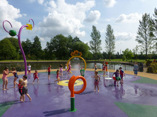 Children's Water Play Equipment with Hot-Dip Galvanized Steel Structure, Corrosion-Resistant Fiberglass Flume, and Shallow Water Safety Design