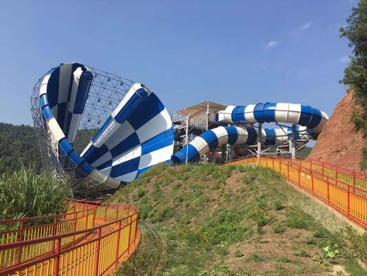 Abyss Slide AB-01 4 kişilik Clover Raft ve 15 metrelik platformdan 18 metre çapında boynuzlu gövde ile cam lif su kaydı